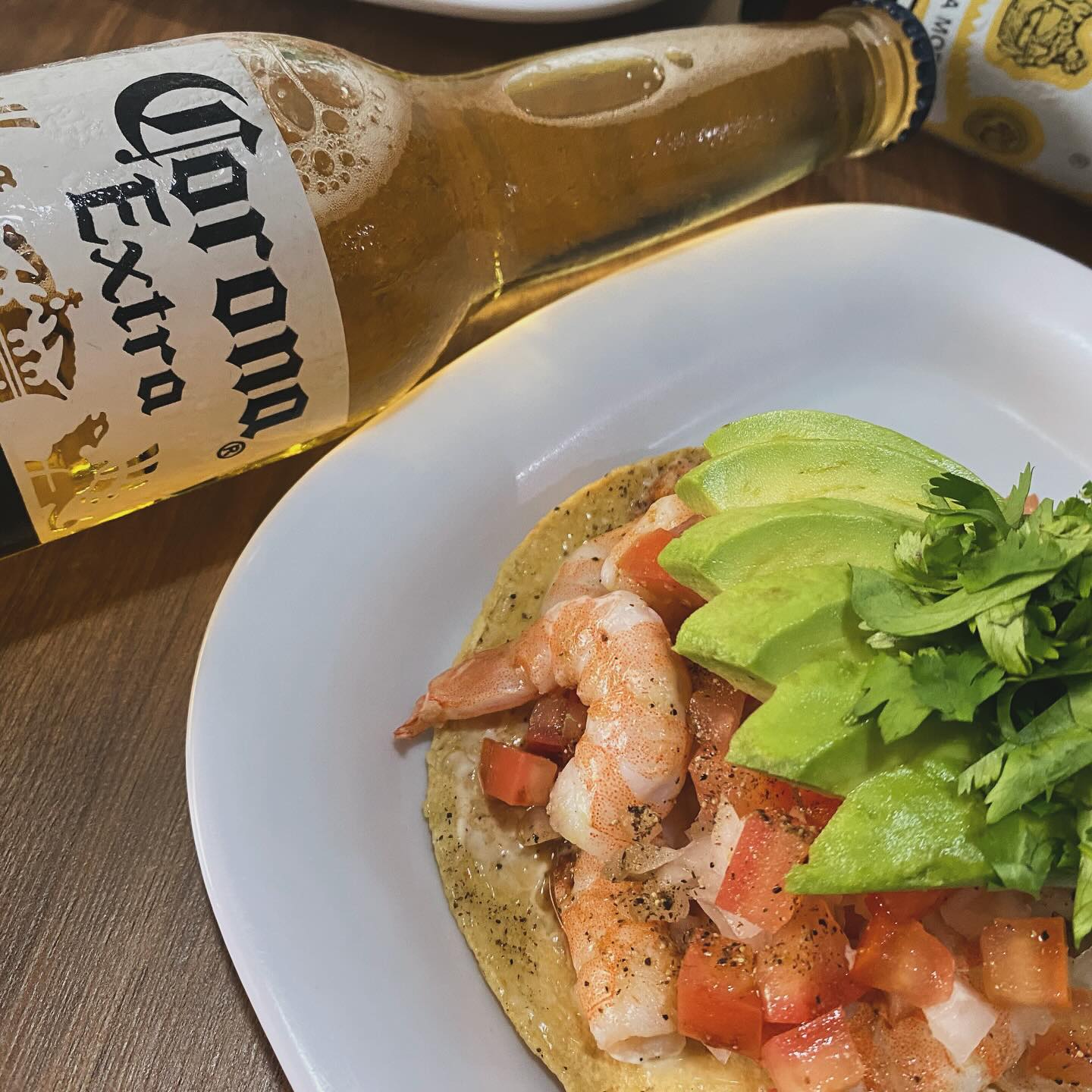 Tostada de camarón con aguacate